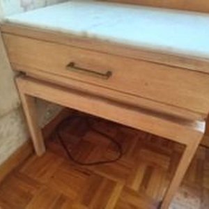 Lote siguiente: Mesa de Luz de Madera con Cajón y Tapa Clara