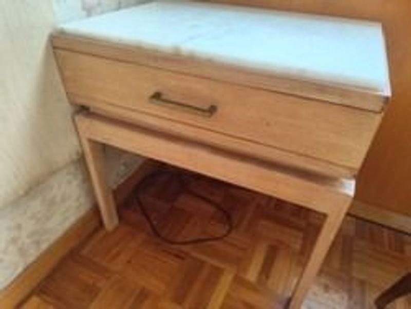 Mesa de Luz de Madera con Cajón y Tapa Clara