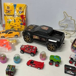 Lote de Juguetes Varios: Camionetas, Muñecas y Accesorios - imagen 1