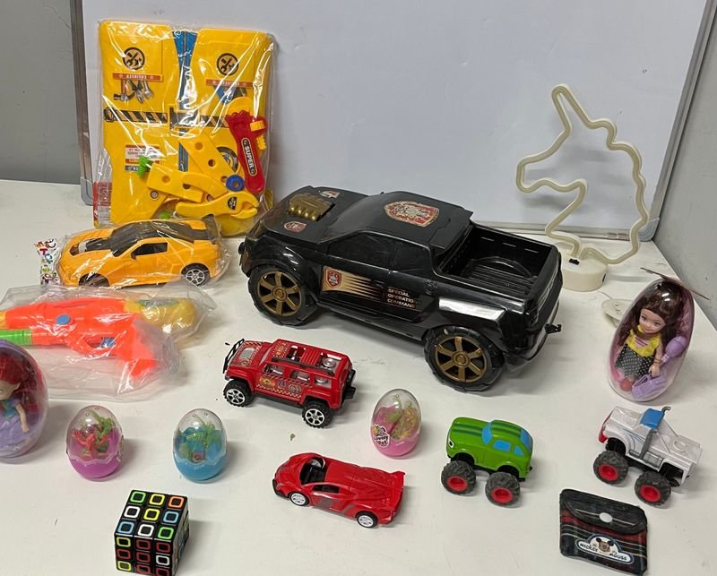 Lote de Juguetes Varios: Camionetas, Muñecas y Accesorios
