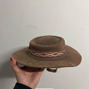 Sombrero de niño de fieltro marrón con guarda pampa - imagen 3