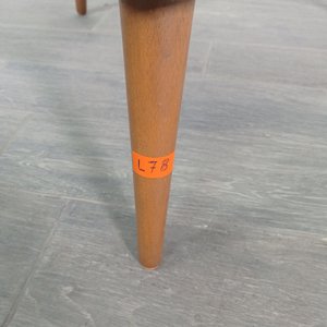 Mesa de Diseño Triangular con Tres Patas - imagen 5