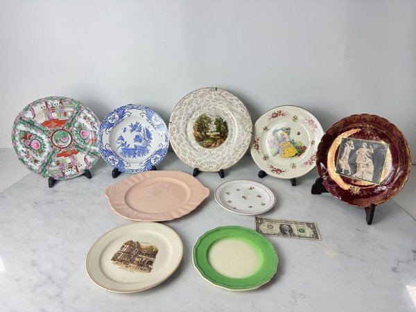Platos de porcelana antiguos de diferentes orígenes - imagen 1