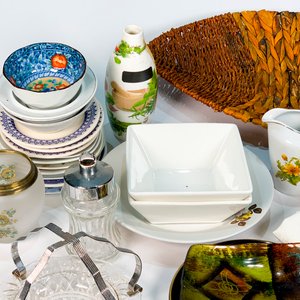 Lote Variado: Centro de Mesa, Tazas, Cofre Decorativo y Más - imagen 4