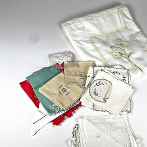 Lote de Servilletas de Tela Bordadas y Cortina de Baño Blanca con Flores - imagen 2
