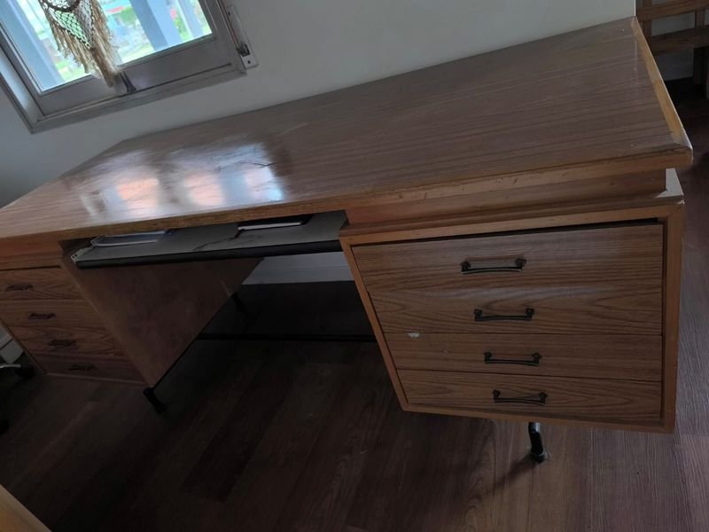 Escritorio de madera con ventana - imagen 3