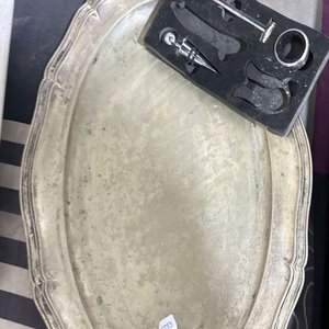 Lote siguiente: Bandeja de metal y accesorios para vino
