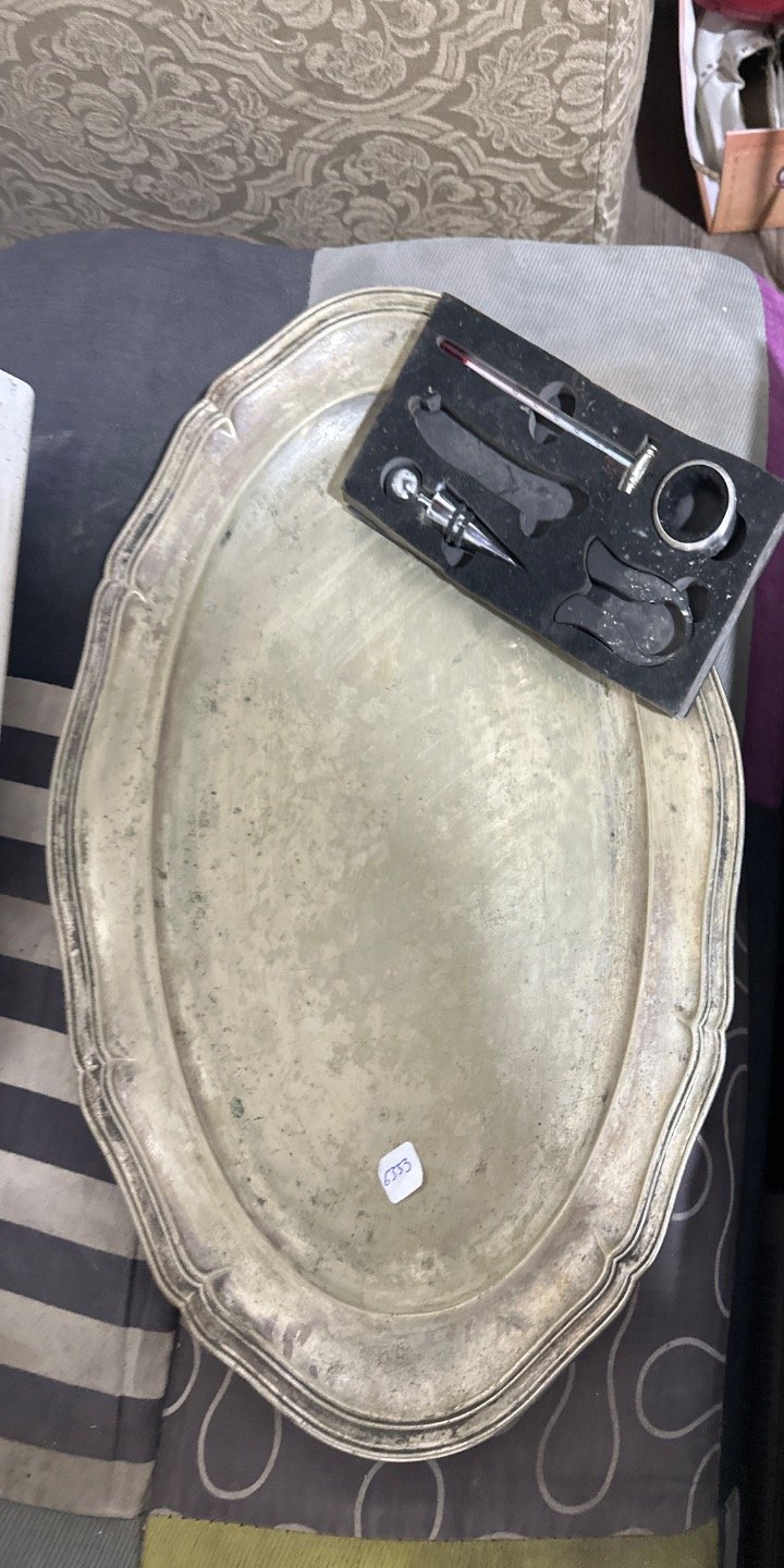 Bandeja de metal y accesorios para vino