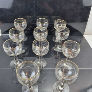 Lote siguiente: Set de 11 Copas para Licor con Detalles Fileteados en Oro