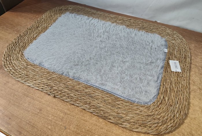 Lote siguiente: Alfombra combinada en cardo, nueva y de excelente calidad