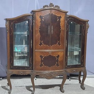 Lote siguiente: Cristalero Estilo Luis XV con Marqueterie y Espejo Interno