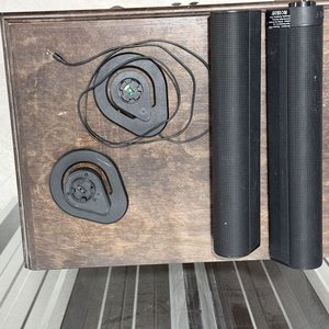 Par de Columnas de Sonido Negras con Conexiones USB, Óptica y AUX - imagen 8