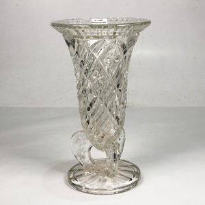 Lote siguiente: Centro de Mesa de Cristal Tallado con Tres Patas