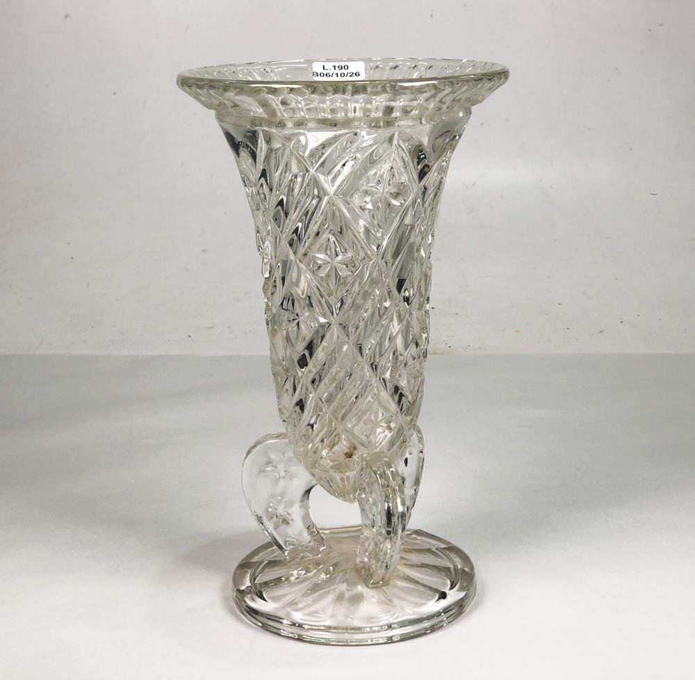 Centro de Mesa de Cristal Tallado con Tres Patas