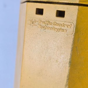 Estructura de Semáforo de Tres Luces Amarillo - imagen 8