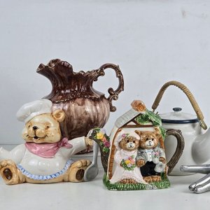 Lote siguiente: Jarra Cerámica Marrón, Tetera Osos Boda y Figura Oso Cocinero