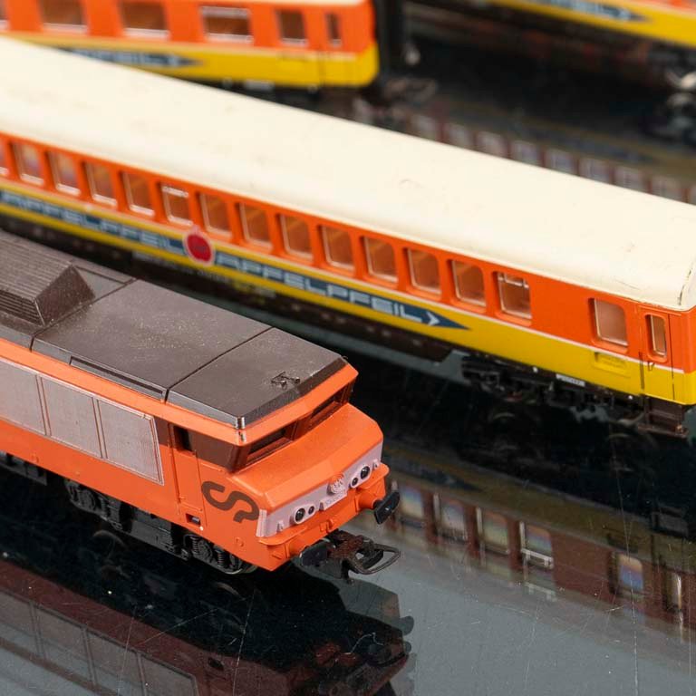 Conjunto de tren de juguete en escala - imagen 2