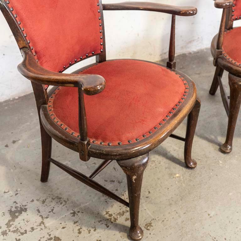 Par de butacas Chippendale bajas, tapizadas con tachas - imagen 2