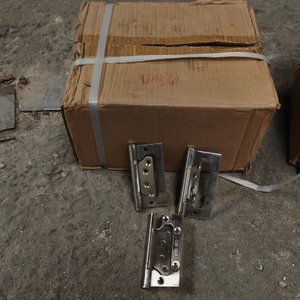 Lote de Bisagras y Tornillos Metálicos en Caja - imagen 1