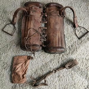 Basto de cuero antiguo con estribos y mañador - imagen 8