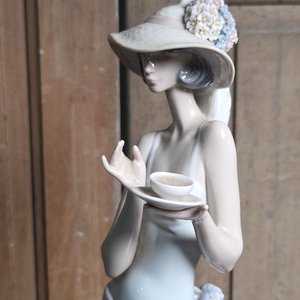 Figura de Porcelana Lladro Dama con Taza de Té, Altura 38 cm - imagen 4