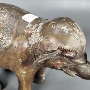 Elefante de Bronce Decorado con Detalles de Desgaste - imagen 5