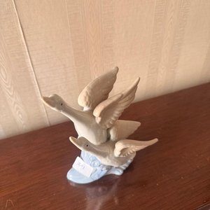 Figura Decorativa de Cisnes en Cerámica - imagen 4