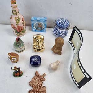 Lote Variado de Adornos: Botella Decorada, Figuras, Bombonera y Marco de Fotos Cinematográfico - imagen 2