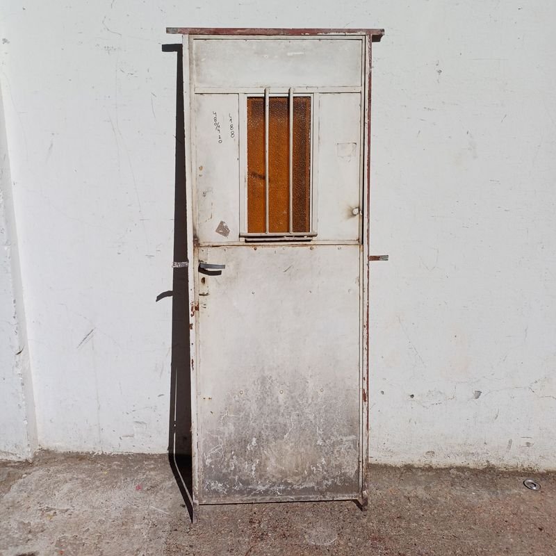 Lote anterior: Puerta de hierro con marco y ventana