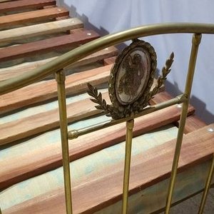 Cama de Bronce 1 Plaza con Parrilla de Madera y Aplique Decorativo - imagen 2
