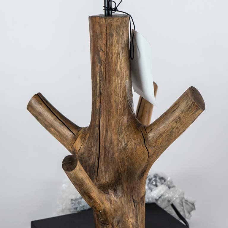 Lámpara de mesa en madera con diseño de tronco - imagen 2