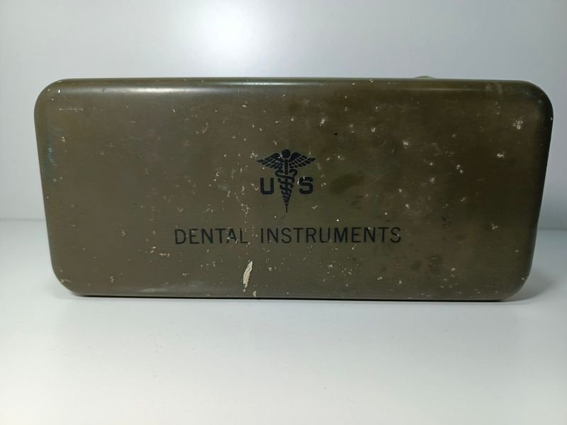 Lote siguiente: Caja de lata utilizada por las fuerzas militares americanas en la Segunda Guerra Mundial