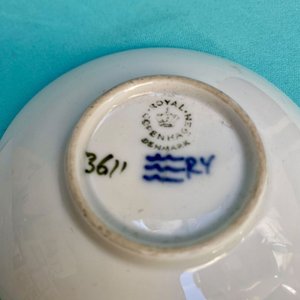 Par de platitos en porcelana sellada Royal Copenhagen - Dinamarca. Numerados. Periodo Art Nouveau. Diametro: 10 cm. - imagen 6
