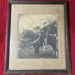 Lote siguiente: Cuadro con Vidrio: Retrato de Aparicio Saravia a Caballo