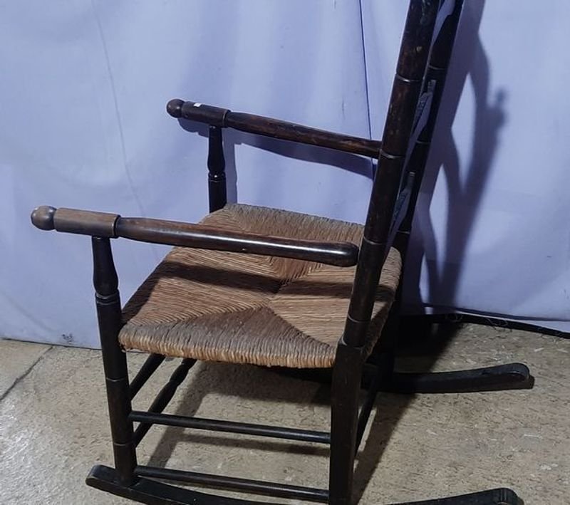 Mecedora de madera asiento de cardo antiguo - imagen 3