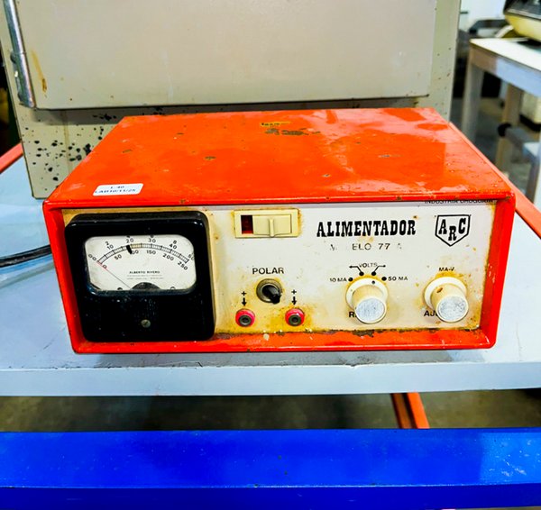 Alimentador marca ARC. modelo 77 A - Buen estado