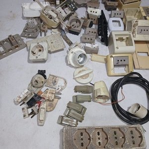 Lote de Material Eléctrico Usado: Llaves, Enchufes y Térmicas - imagen 2