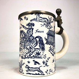 Jarra de Cerveza Vintage con Tapa de Metal y Diseño Azul y Blanco - imagen 2