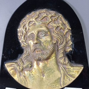 Retrato de Cristo en Bronce sobre Vidrio Negro - imagen 3