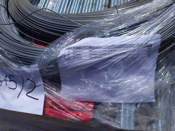 Pallet con Varillas Roscadas y Alambre Galvanizado