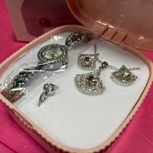 Set de Joyería y Reloj para Dama: Collar, Aretes, Anillo y Pulsera Plateados - imagen 2