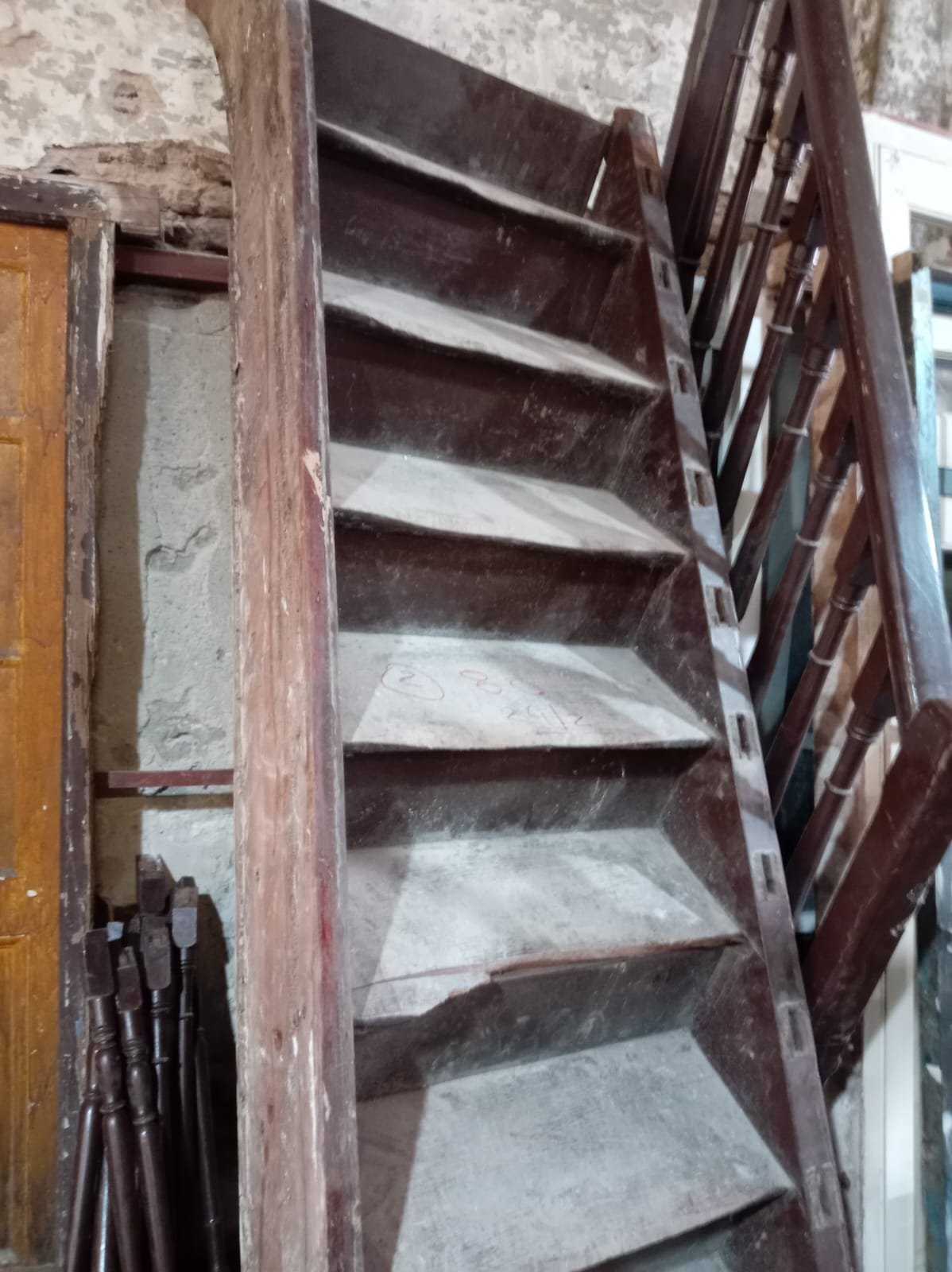 Escaleras de madera con baranda metálica - imagen 2
