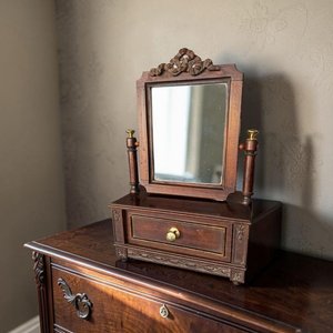 Antiguo Espejo de Tocador de Sobremesa con Cajón y Tallas Decorativas - imagen 2
