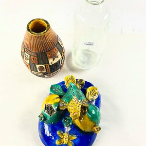 Lote de 3 piezas: Florero de cerámica, jardinera colgante y botellón hialino - imagen 2