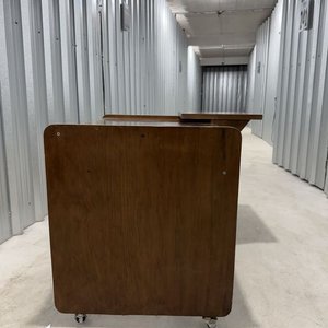 Escritorio de Madera Oscura con Extensión Lateral y Ruedas - imagen 7