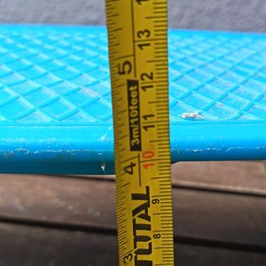 Skate tipo cruiser de plástico color celeste, con cuatro ruedas y ejes metálicos; usado. - imagen 9