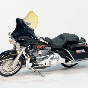 Dos Maquetas Maisto Harley Davidson: FLTR Road Glide Violeta (2000) y FLHT Electra Glide Negra (2019) - imagen 4