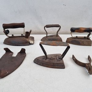 Set Decorativo Antiguo: 4 Planchas a Carbón, Base y Espuela de Jinete - imagen 2