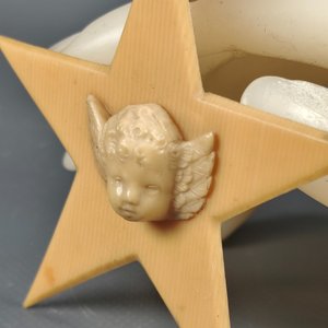 Estrella de colgar en celuloide con diseño de angel en relieves, Medida: 9.5cm - imagen 3