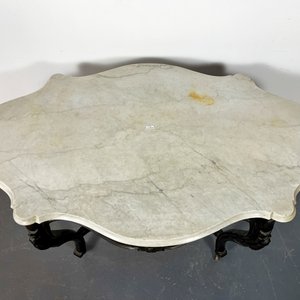 Mesa Victoriana Caoba con Tapa de Mármol Blanco y Detalles Tallados - imagen 2